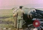 Immagine di Scatafascio American Vought FG-1D Corsair aereo Nagasaki Giappone, 1945, secondo 13 filmato di repertorio 65675055939