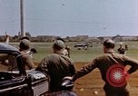 Image États-Unis aviateurs à l'aérodrome Allemagne, 1945, de la seconde 10 séquences d'archives historiques vidéo 65675055964