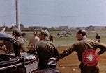 Image États-Unis aviateurs à l'aérodrome Allemagne, 1945, de la seconde 11 séquences d'archives historiques vidéo 65675055964