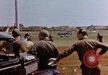Image États-Unis aviateurs à l'aérodrome Allemagne, 1945, de la seconde 12 séquences d'archives historiques vidéo 65675055964