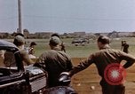 Image États-Unis aviateurs à l'aérodrome Allemagne, 1945, de la seconde 13 séquences d'archives historiques vidéo 65675055964
