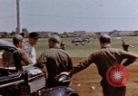 Image États-Unis aviateurs à l'aérodrome Allemagne, 1945, de la seconde 15 séquences d'archives historiques vidéo 65675055964