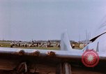 Image États-Unis aviateurs à l'aérodrome Allemagne, 1945, de la seconde 26 séquences d'archives historiques vidéo 65675055964