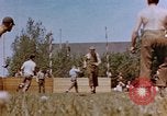 Image États-Unis aviateurs à l'aérodrome Allemagne, 1945, de la seconde 59 séquences d'archives historiques vidéo 65675055964