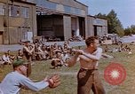 Image États-Unis aviateurs à l'aérodrome Allemagne, 1945, de la seconde 24 séquences d'archives historiques vidéo 65675055966