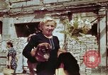 Immagine di Donna tedesca Berlino Germania, 1945, secondo 18 filmato di repertorio 65675055972