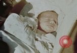 Immagine di Civili tedesco Berlino Germania, 1945, secondo 10 filmato di repertorio 65675055973