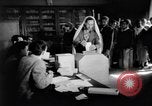 Image les électeurs se sont ensuite rangés l'Égypte, 1953, de la seconde 7 séquences d'archives historiques vidéo 65675056002