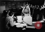 Image les électeurs se sont ensuite rangés l'Égypte, 1953, de la seconde 8 séquences d'archives historiques vidéo 65675056002