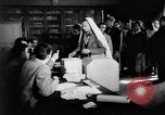 Image les électeurs se sont ensuite rangés l'Égypte, 1953, de la seconde 9 séquences d'archives historiques vidéo 65675056002