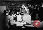 Image les électeurs se sont ensuite rangés l'Égypte, 1953, de la seconde 10 séquences d'archives historiques vidéo 65675056002