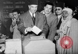 Image les électeurs se sont ensuite rangés l'Égypte, 1953, de la seconde 12 séquences d'archives historiques vidéo 65675056002