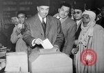 Image les électeurs se sont ensuite rangés l'Égypte, 1953, de la seconde 13 séquences d'archives historiques vidéo 65675056002