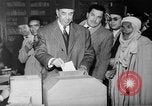 Image les électeurs se sont ensuite rangés l'Égypte, 1953, de la seconde 14 séquences d'archives historiques vidéo 65675056002