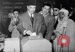 Image les électeurs se sont ensuite rangés l'Égypte, 1953, de la seconde 15 séquences d'archives historiques vidéo 65675056002