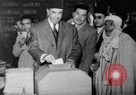 Image les électeurs se sont ensuite rangés l'Égypte, 1953, de la seconde 16 séquences d'archives historiques vidéo 65675056002