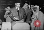 Image les électeurs se sont ensuite rangés l'Égypte, 1953, de la seconde 17 séquences d'archives historiques vidéo 65675056002