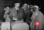 Image les électeurs se sont ensuite rangés l'Égypte, 1953, de la seconde 18 séquences d'archives historiques vidéo 65675056002