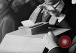Image les électeurs se sont ensuite rangés l'Égypte, 1953, de la seconde 20 séquences d'archives historiques vidéo 65675056002