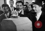 Image les électeurs se sont ensuite rangés l'Égypte, 1953, de la seconde 22 séquences d'archives historiques vidéo 65675056002