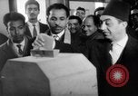 Image les électeurs se sont ensuite rangés l'Égypte, 1953, de la seconde 23 séquences d'archives historiques vidéo 65675056002
