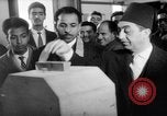 Image les électeurs se sont ensuite rangés l'Égypte, 1953, de la seconde 24 séquences d'archives historiques vidéo 65675056002