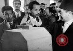 Image les électeurs se sont ensuite rangés l'Égypte, 1953, de la seconde 25 séquences d'archives historiques vidéo 65675056002