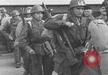 Image des soldats montent navire de troupes France, 1955, de la seconde 3 séquences d'archives historiques vidéo 65675056007