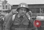 Image des soldats montent navire de troupes France, 1955, de la seconde 4 séquences d'archives historiques vidéo 65675056007