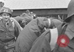 Image des soldats montent navire de troupes France, 1955, de la seconde 5 séquences d'archives historiques vidéo 65675056007