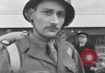 Image des soldats montent navire de troupes France, 1955, de la seconde 7 séquences d'archives historiques vidéo 65675056007