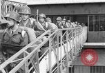 Image des soldats montent navire de troupes France, 1955, de la seconde 9 séquences d'archives historiques vidéo 65675056007