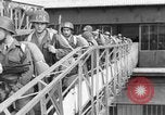 Image des soldats montent navire de troupes France, 1955, de la seconde 10 séquences d'archives historiques vidéo 65675056007