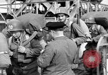 Image des soldats montent navire de troupes France, 1955, de la seconde 11 séquences d'archives historiques vidéo 65675056007