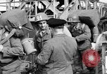 Image des soldats montent navire de troupes France, 1955, de la seconde 12 séquences d'archives historiques vidéo 65675056007