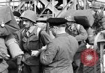 Image des soldats montent navire de troupes France, 1955, de la seconde 13 séquences d'archives historiques vidéo 65675056007