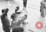 Image des soldats montent navire de troupes France, 1955, de la seconde 18 séquences d'archives historiques vidéo 65675056007