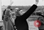 Image des soldats montent navire de troupes France, 1955, de la seconde 23 séquences d'archives historiques vidéo 65675056007