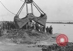 Standbild Baggerarbeiten Oostelijk Flevoland Niederlande, 1957, aus Sekunde 32 historischem Filmmaterial Videoclip 65675056031