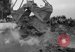 Standbild Baggerarbeiten Oostelijk Flevoland Niederlande, 1957, aus Sekunde 39 historischem Filmmaterial Videoclip 65675056031