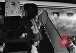 Standbild Königin Elizabeth die Königinmutter Bewertungen Black Watch Regiment Ottawa Ontario Kanada, 1954, aus Sekunde 16 historischem Filmmaterial Videoclip 65675056033