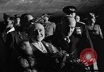 Standbild Königin Elizabeth die Königinmutter Bewertungen Black Watch Regiment Ottawa Ontario Kanada, 1954, aus Sekunde 25 historischem Filmmaterial Videoclip 65675056033