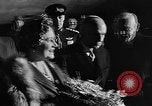 Standbild Königin Elizabeth die Königinmutter Bewertungen Black Watch Regiment Ottawa Ontario Kanada, 1954, aus Sekunde 26 historischem Filmmaterial Videoclip 65675056033