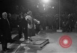 Standbild Königin Elizabeth die Königinmutter Bewertungen Black Watch Regiment Ottawa Ontario Kanada, 1954, aus Sekunde 27 historischem Filmmaterial Videoclip 65675056033