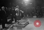 Standbild Königin Elizabeth die Königinmutter Bewertungen Black Watch Regiment Ottawa Ontario Kanada, 1954, aus Sekunde 28 historischem Filmmaterial Videoclip 65675056033