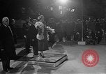 Standbild Königin Elizabeth die Königinmutter Bewertungen Black Watch Regiment Ottawa Ontario Kanada, 1954, aus Sekunde 29 historischem Filmmaterial Videoclip 65675056033