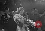 Standbild Königin Elizabeth die Königinmutter Bewertungen Black Watch Regiment Ottawa Ontario Kanada, 1954, aus Sekunde 33 historischem Filmmaterial Videoclip 65675056033