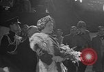 Standbild Königin Elizabeth die Königinmutter Bewertungen Black Watch Regiment Ottawa Ontario Kanada, 1954, aus Sekunde 34 historischem Filmmaterial Videoclip 65675056033