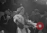 Standbild Königin Elizabeth die Königinmutter Bewertungen Black Watch Regiment Ottawa Ontario Kanada, 1954, aus Sekunde 35 historischem Filmmaterial Videoclip 65675056033