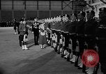 Standbild Königin Elizabeth die Königinmutter Bewertungen Black Watch Regiment Ottawa Ontario Kanada, 1954, aus Sekunde 36 historischem Filmmaterial Videoclip 65675056033